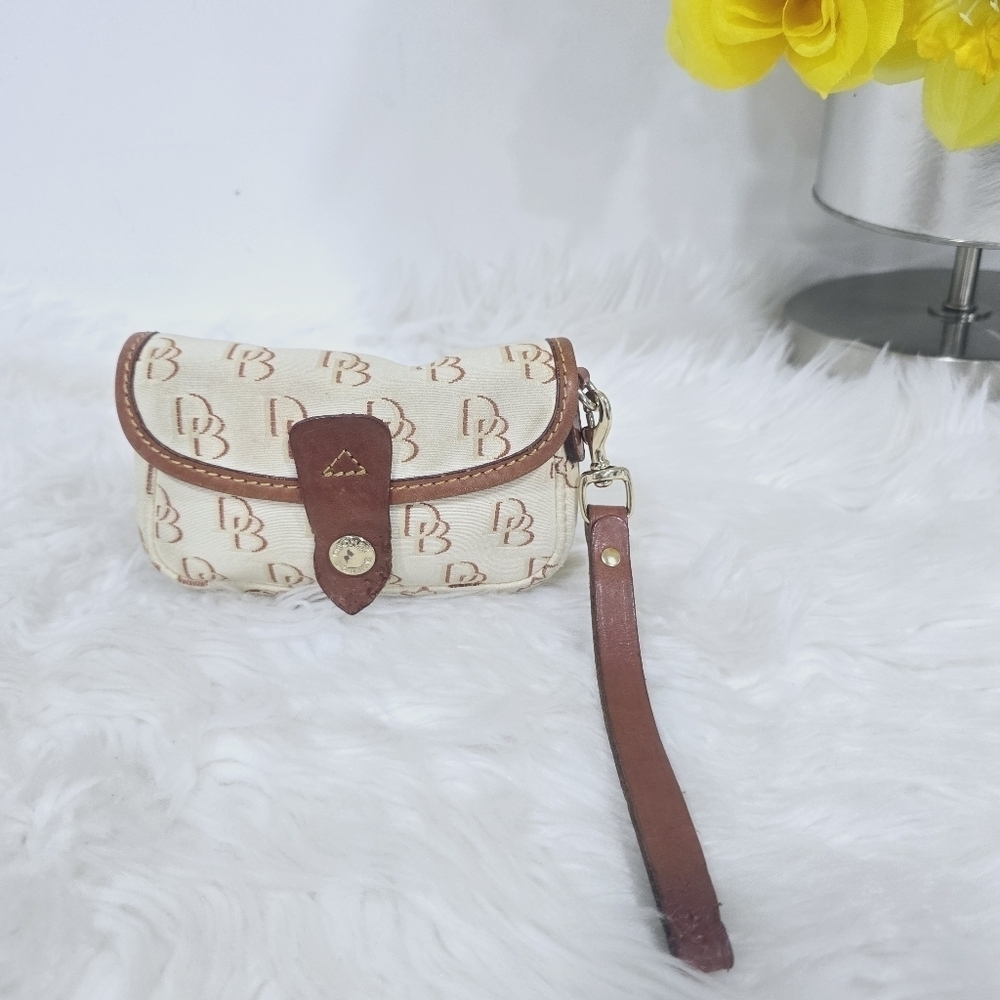 Dooney & Bourke  womens wristlet